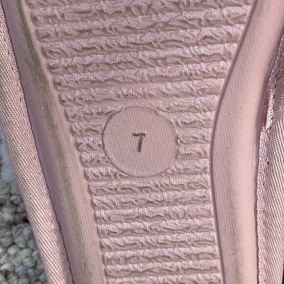 Women's Fuzzy Pink Top Cross Slipper House Faux Fur Size 7 Slip on - Picture 5 of 7